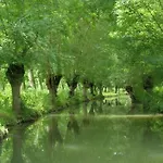 Camping Mobil Spacieux Avec Terrasse Pour 8 Personnes - Api-1-52-1343 *